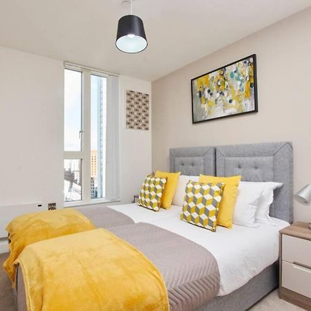 Lovely Apartment - Private Parking - Stadium Views Манчестър Екстериор снимка