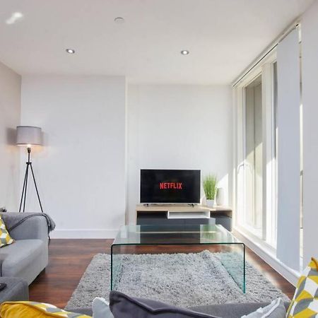 Lovely Apartment - Private Parking - Stadium Views Манчестър Екстериор снимка