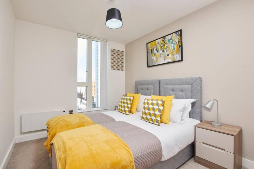 Lovely Apartment - Private Parking - Stadium Views Манчестър Екстериор снимка