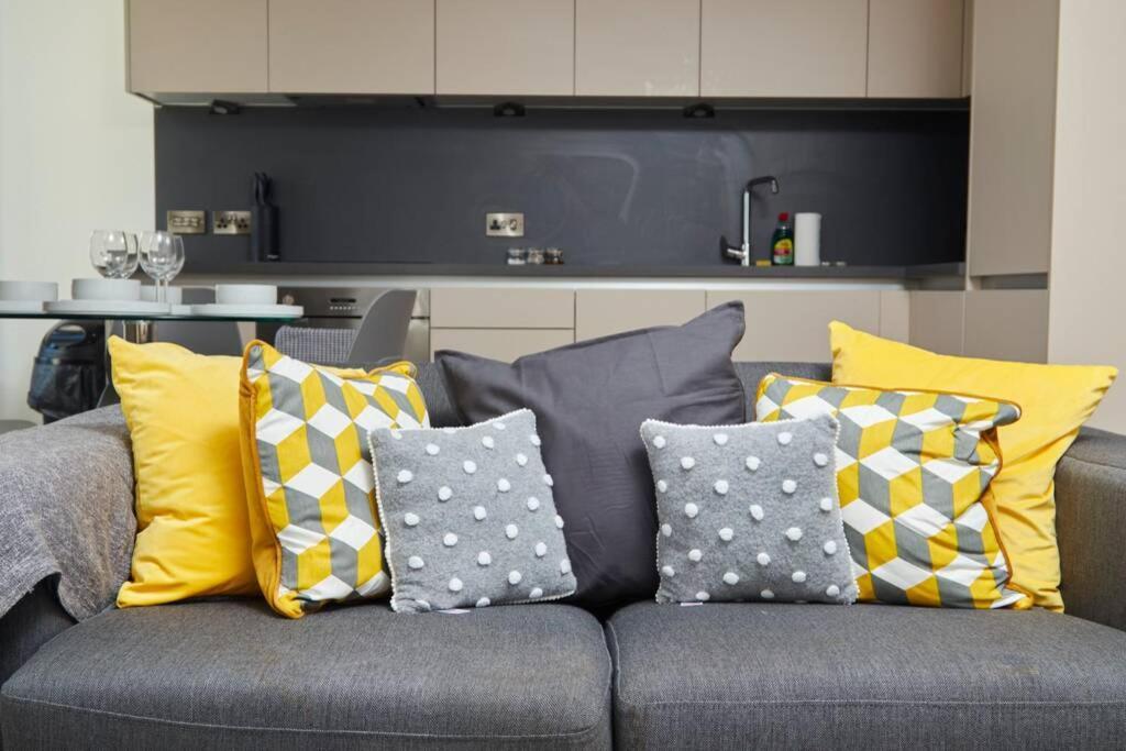 Lovely Apartment - Private Parking - Stadium Views Манчестър Екстериор снимка