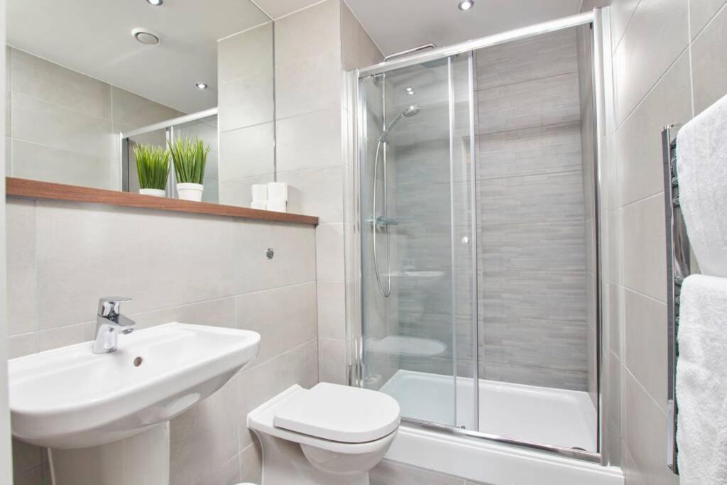Lovely Apartment - Private Parking - Stadium Views Манчестър Екстериор снимка