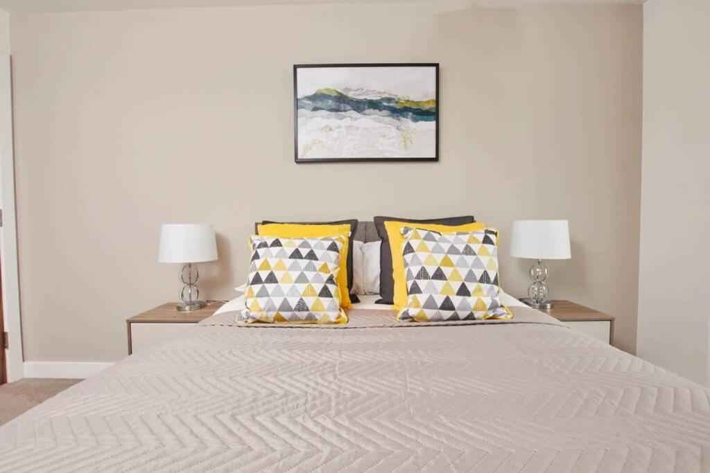 Lovely Apartment - Private Parking - Stadium Views Манчестър Екстериор снимка