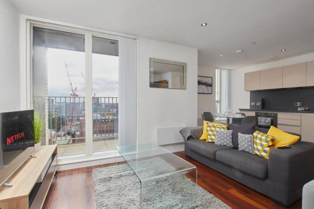 Lovely Apartment - Private Parking - Stadium Views Манчестър Екстериор снимка