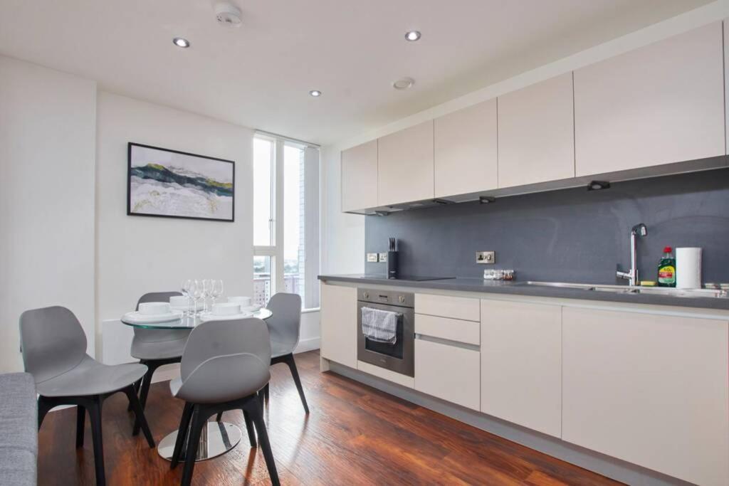 Lovely Apartment - Private Parking - Stadium Views Манчестър Екстериор снимка