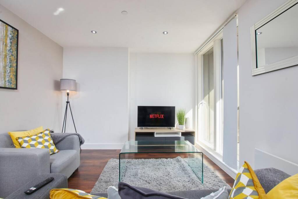 Lovely Apartment - Private Parking - Stadium Views Манчестър Екстериор снимка