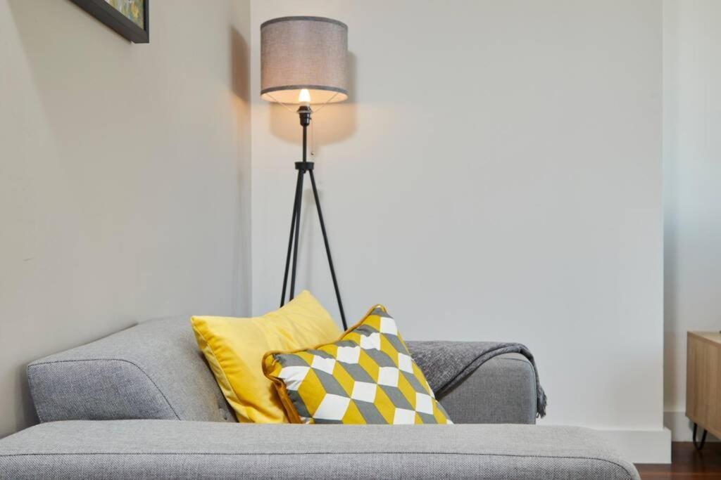 Lovely Apartment - Private Parking - Stadium Views Манчестър Екстериор снимка