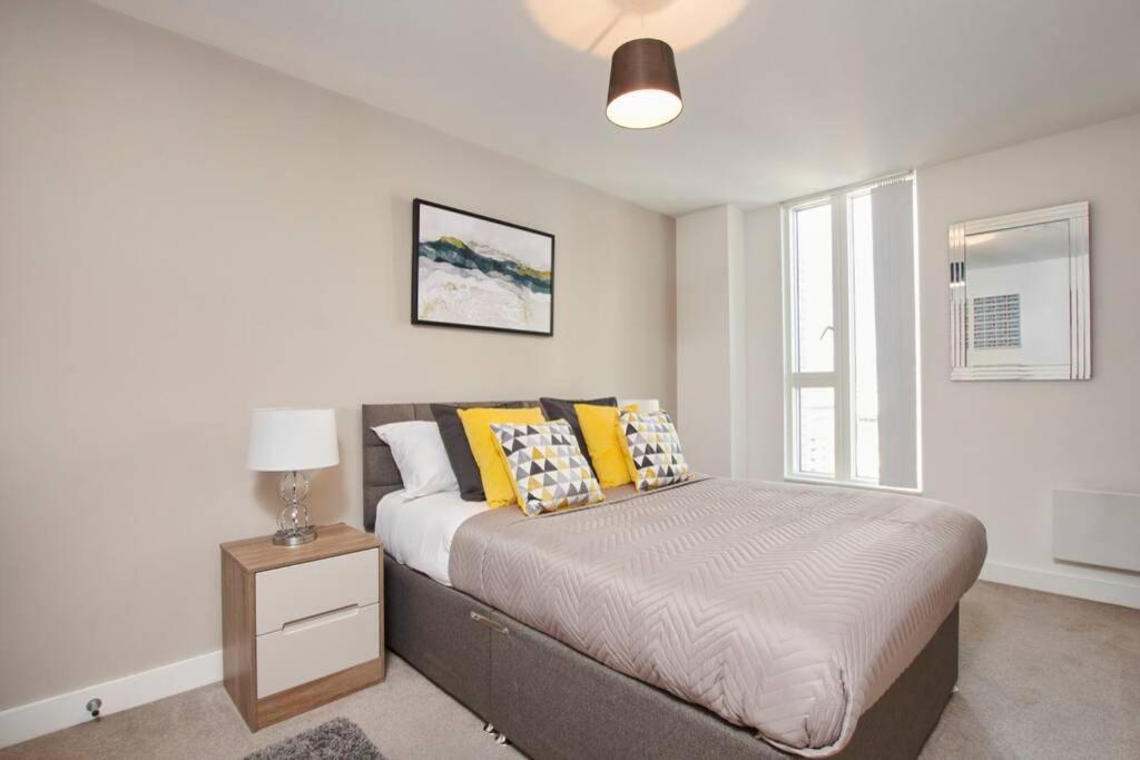 Lovely Apartment - Private Parking - Stadium Views Манчестър Екстериор снимка