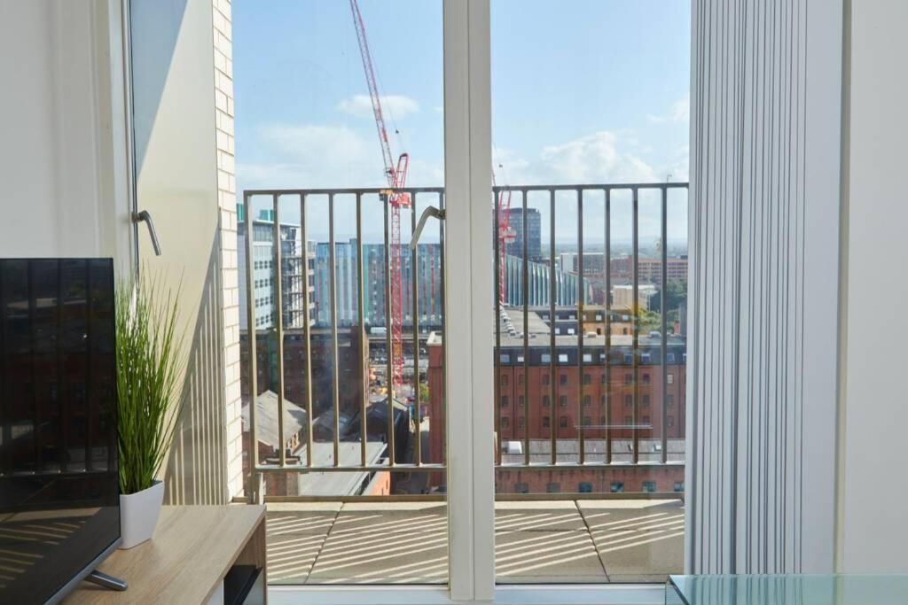 Lovely Apartment - Private Parking - Stadium Views Манчестър Екстериор снимка