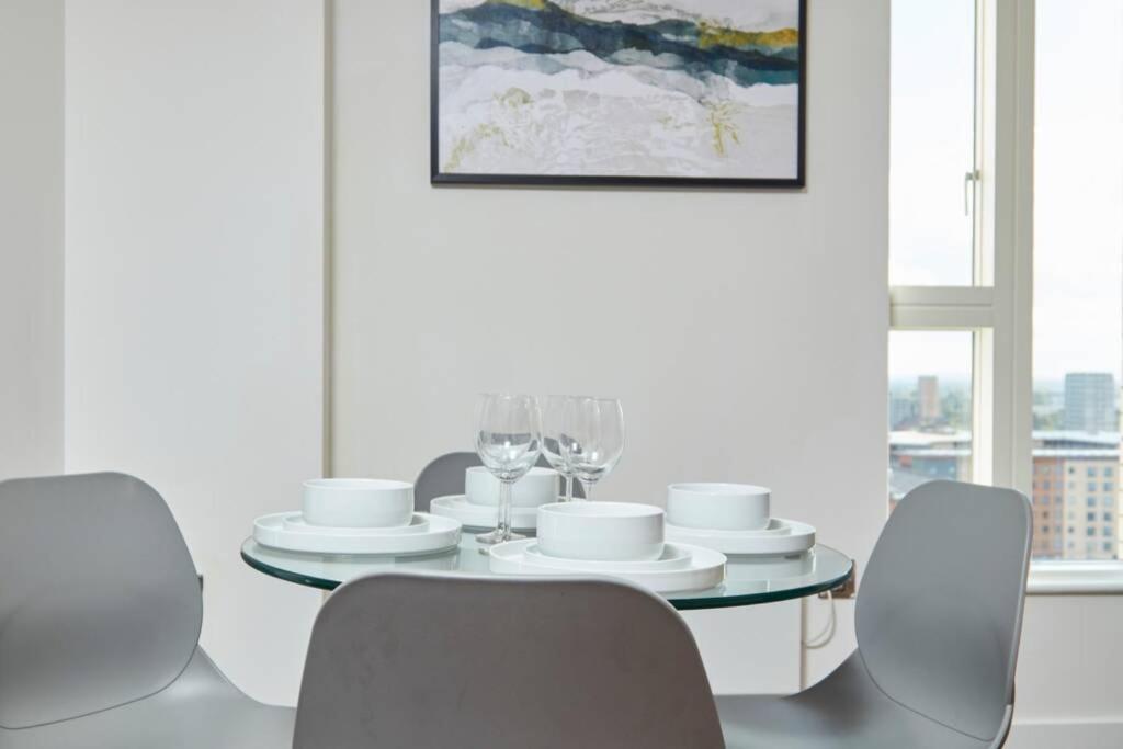 Lovely Apartment - Private Parking - Stadium Views Манчестър Екстериор снимка