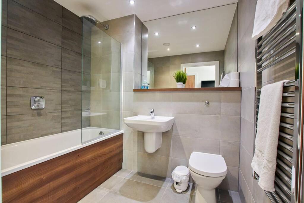 Lovely Apartment - Private Parking - Stadium Views Манчестър Екстериор снимка